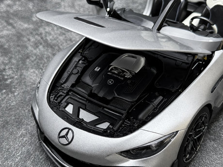 NZG Mercedes-AMG 2025 PureSpeed Mystic Silver Magno 1:18 – Modello Pressofuso da collezione