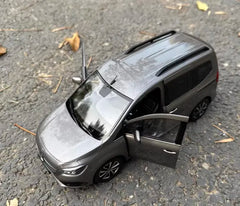 [NZG] 1:18 Mercedes-Benz 2022 T-Class grigio modellino di auto Die-Cast