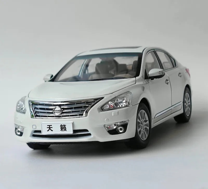 1:18 Nissan 2013 Altima Die Cast Model Car