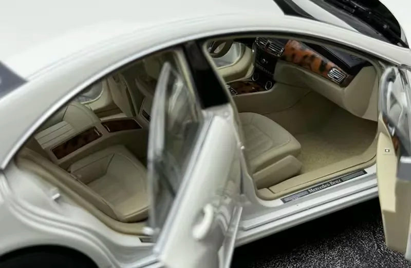 [Norev] 1:18 Mercedes-Benz 2011 CLS-Class C218 White Model Car Die-Cast