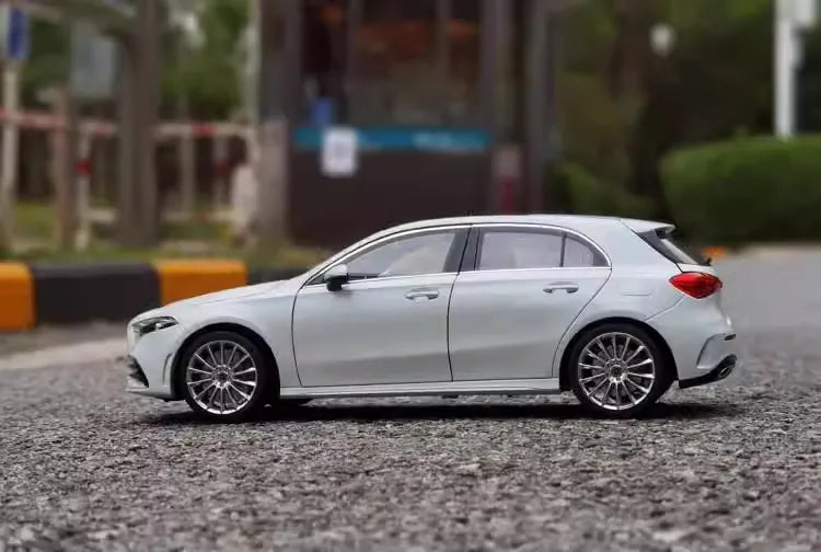 [Norev] 1:18 Mercedes-Benz 2018 A200 AMG Line White Model Car Die-Cast