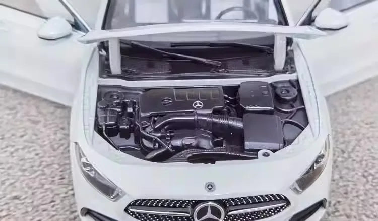 [Norev] 1:18 Mercedes-Benz 2018 A200 AMG Line White Model Car Die-Cast