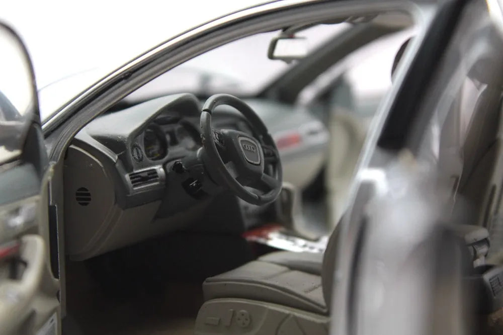 [OEM] 1:18 Audi 2004 A6L C6 Silver Model Car Die-Cast