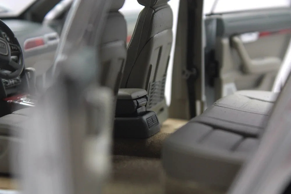 [OEM] 1:18 Audi 2004 A6L C6 Silver Model Car Die-Cast