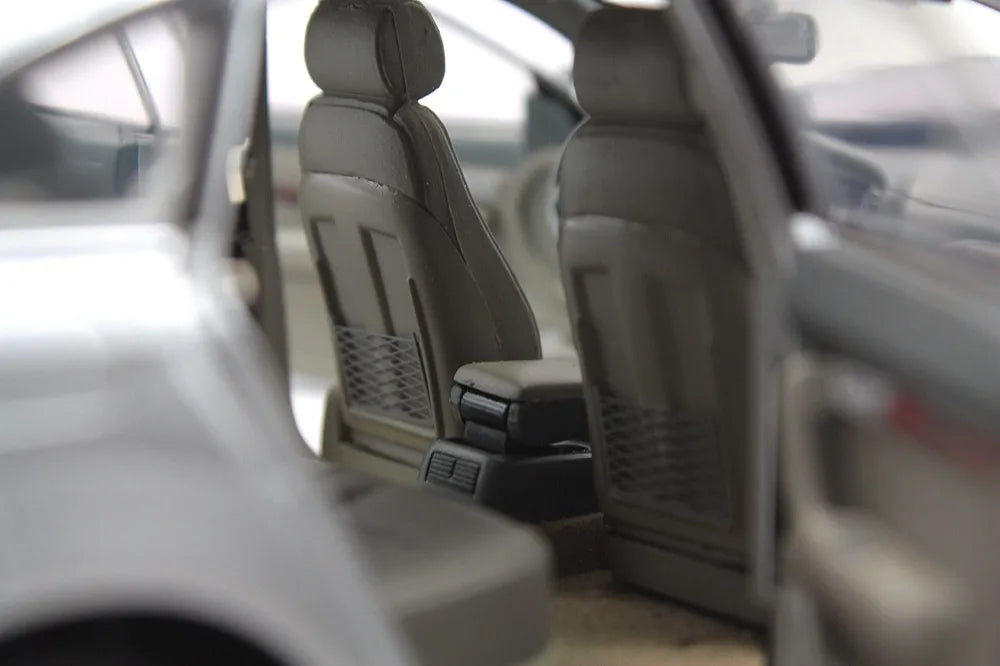 [OEM] 1:18 Audi 2004 A6L C6 Silver Model Car Die-Cast