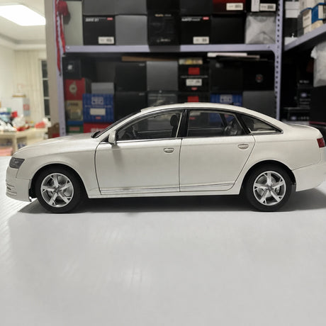 [OEM] 1:18 Audi 2008 A6L White Model Car Die-Cast