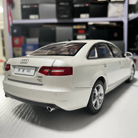 [OEM] 1:18 Audi 2008 A6L White Model Car Die-Cast