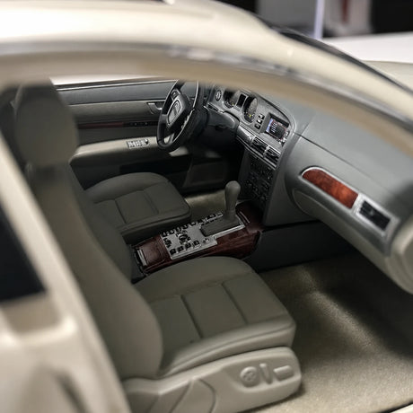 [OEM] 1:18 Audi 2008 A6L White Model Car Die-Cast