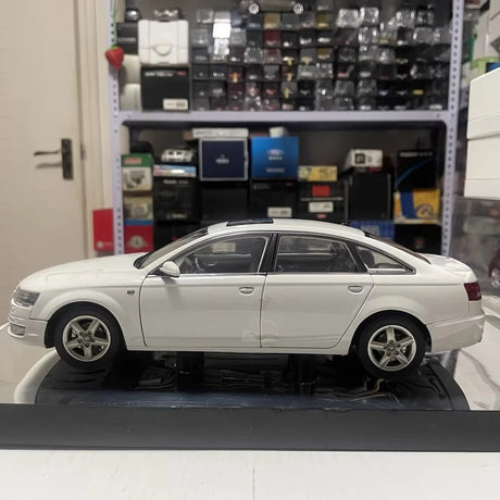 [OEM] 1:18 Audi 2009 A6L White Model Car Die-Cast