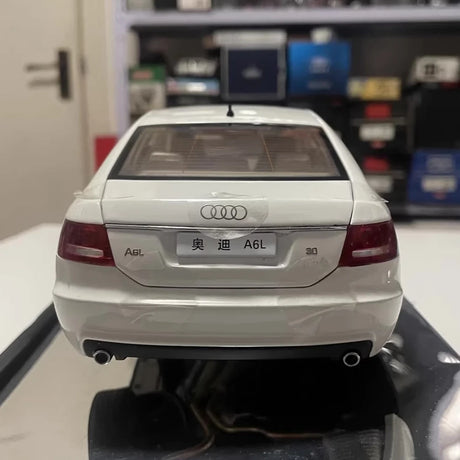 [OEM] 1:18 Audi 2009 A6L White Model Car Die-Cast