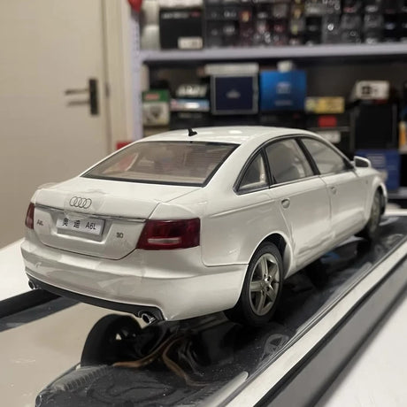 [OEM] 1:18 Audi 2009 A6L White Model Car Die-Cast
