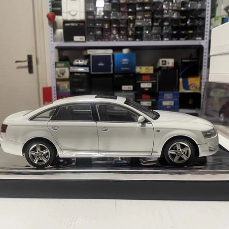[OEM] 1:18 Audi 2009 A6L White Model Car Die-Cast