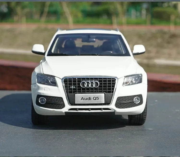 [OEM] 1:18 Audi 2008 Q5 White Model Car Die-Cast