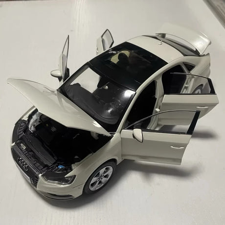 [OEM] 1:18 Audi 2013 A3 Limousine White Model Car Die-Cast