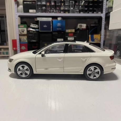 [OEM] 1:18 Audi 2013 A3 Limousine White Model Car Die-Cast