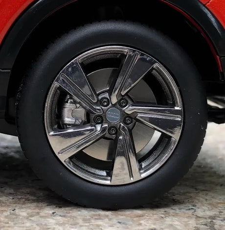 [OEM] 1:18 Audi 2018 Q2L Red Model Car Die-Cast