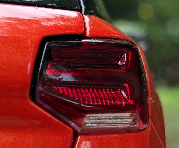 [OEM] 1:18 Audi 2018 Q2L Red Model Car Die-Cast