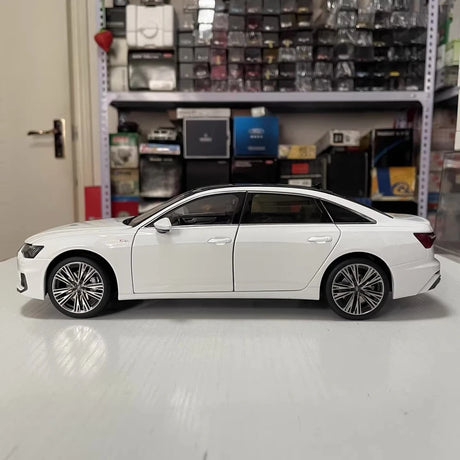 [OEM] 1:18 Audi 2019 A6L White Model Car Die-Cast