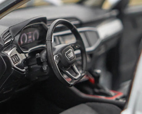 [OEM] 1:18 Audi 2019 Q3 White Model Car Die-Cast