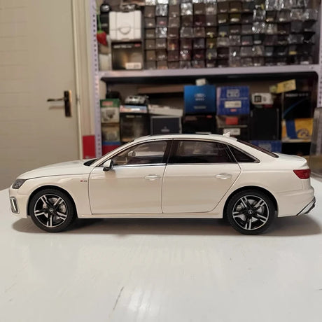 [OEM] 1:18 Audi 2020 A4L White Model Car Die-Cast