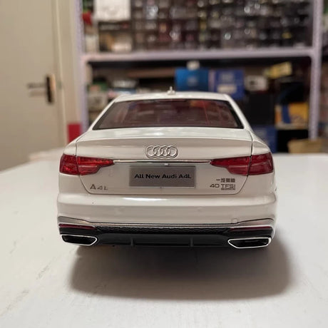 [OEM] 1:18 Audi 2020 A4L White Model Car Die-Cast