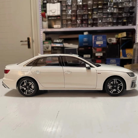 [OEM] 1:18 Audi 2020 A4L White Model Car Die-Cast