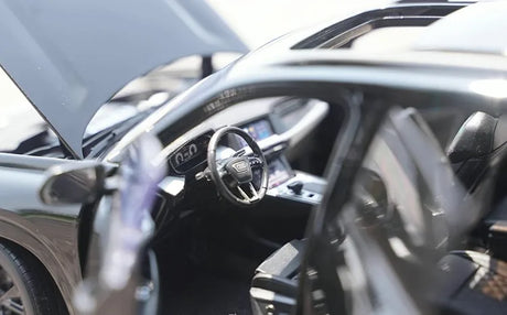 [OEM] 1:18 Audi 2022 Q6 Black Model Car Die-Cast