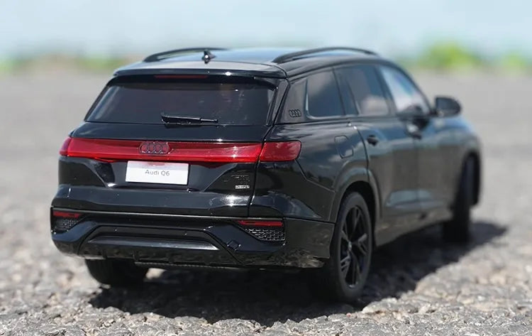 [OEM] 1:18 Audi 2022 Q6 Black Model Car Die-Cast