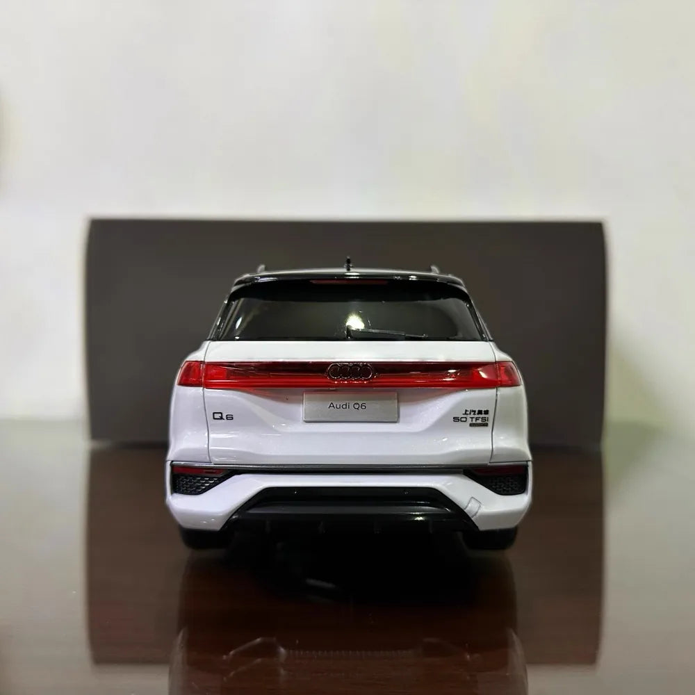 [OEM] 1:18 Audi 2022 Q6 White Model Car Die-Cast