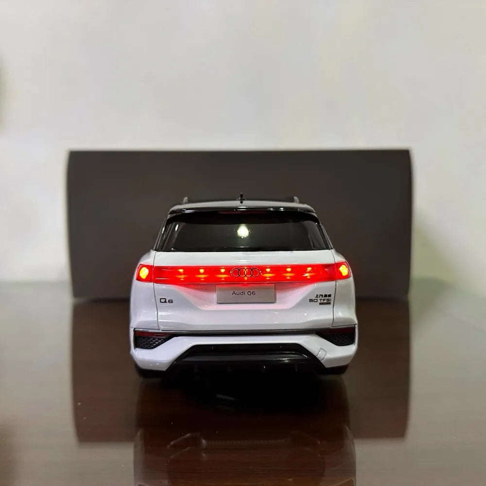 [OEM] 1:18 Audi 2022 Q6 White Model Car Die-Cast