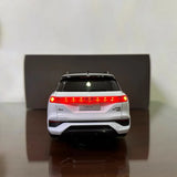 [OEM] 1:18 Audi 2022 Q6 White Model Car Die-Cast