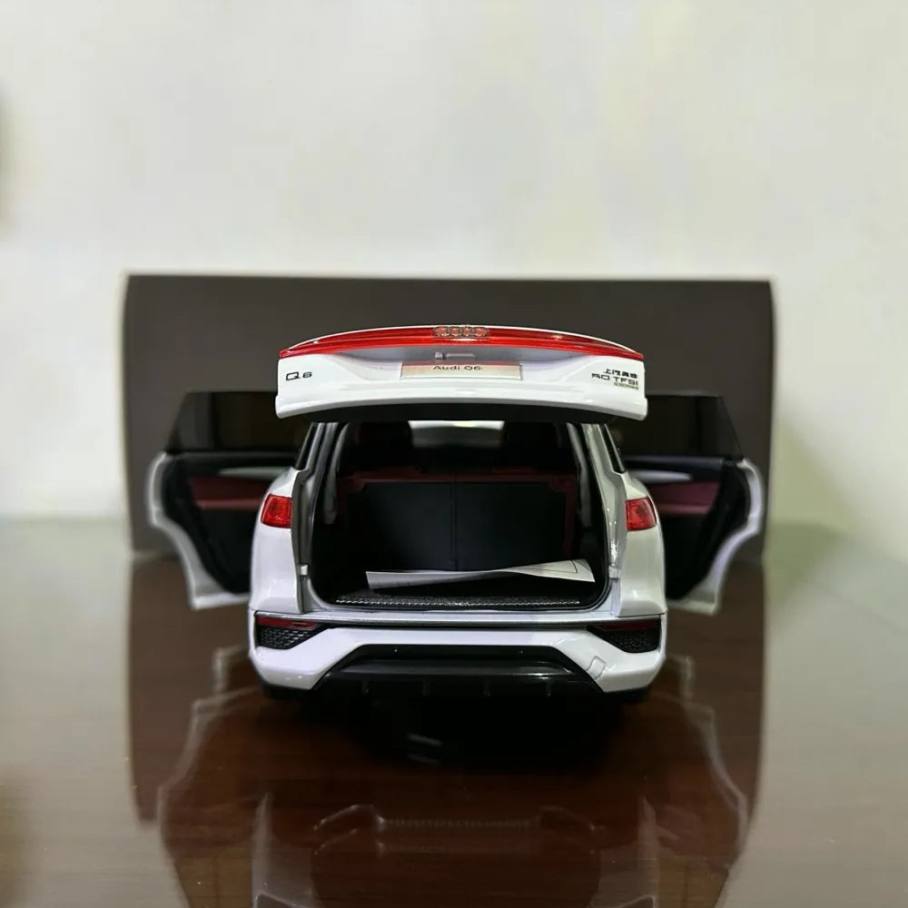 [OEM] 1:18 Audi 2022 Q6 White Model Car Die-Cast