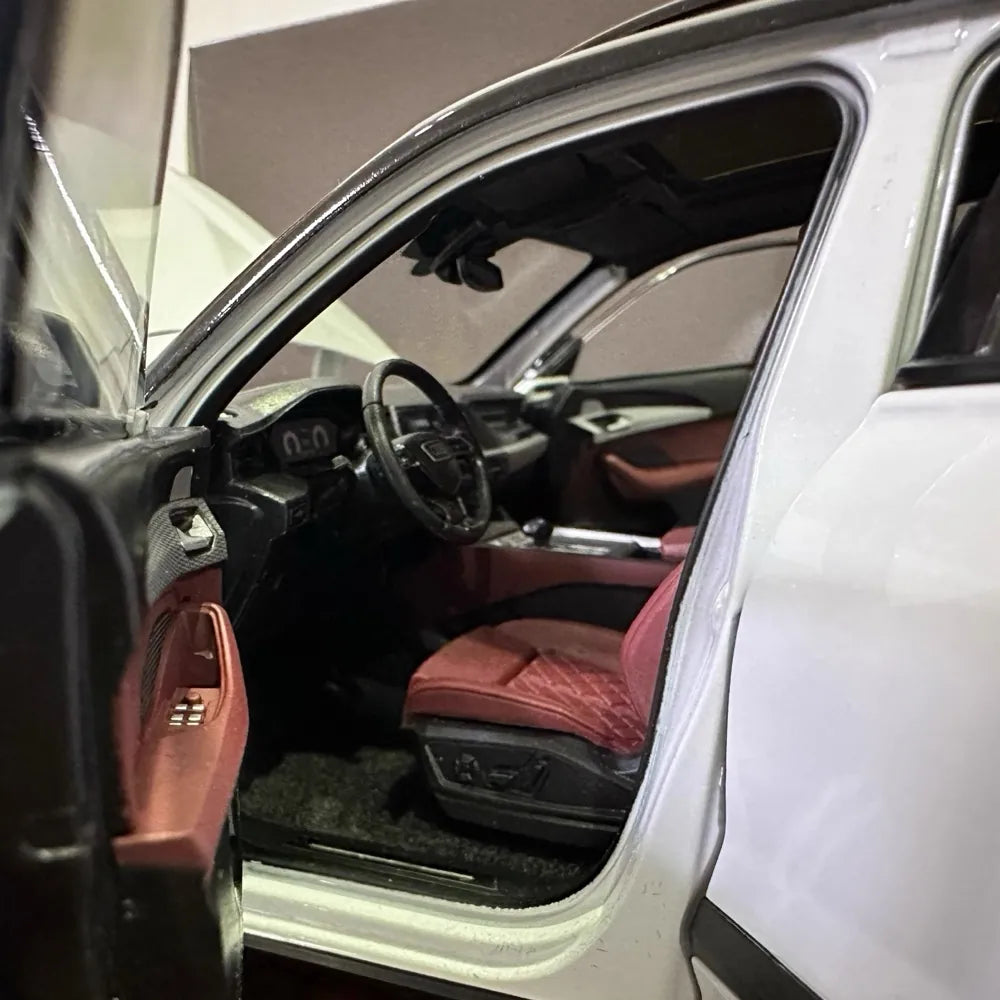 [OEM] 1:18 Audi 2022 Q6 White Model Car Die-Cast