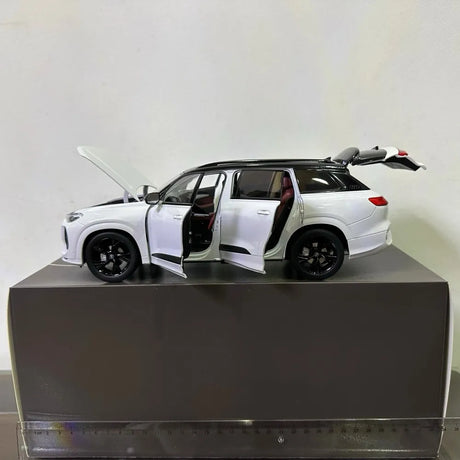 [OEM] 1:18 Audi 2022 Q6 White Model Car Die-Cast