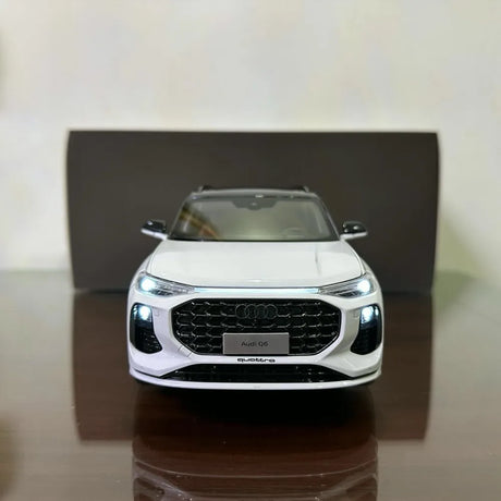 [OEM] 1:18 Audi 2022 Q6 White Model Car Die-Cast