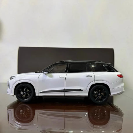 [OEM] 1:18 Audi 2022 Q6 White Model Car Die-Cast