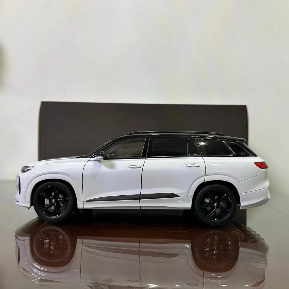 [OEM] 1:18 Audi 2022 Q6 White Model Car Die-Cast