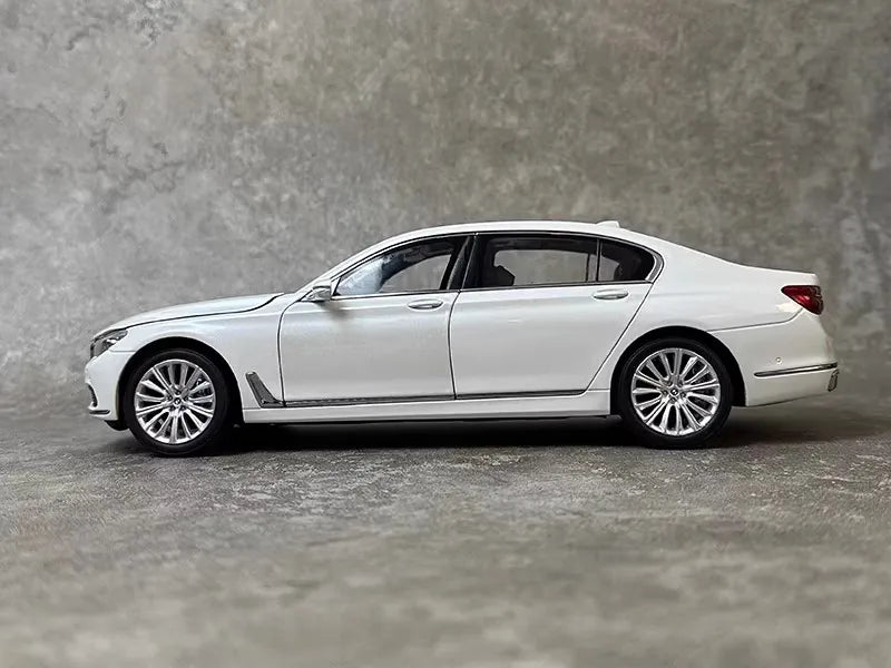 [OEM] 1:18 BMW 2016 G11 740Li White Model Car Die-Cast