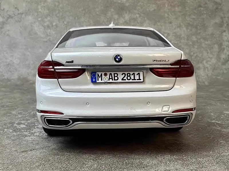 [OEM] 1:18 BMW 2016 G11 740Li White Model Car Die-Cast