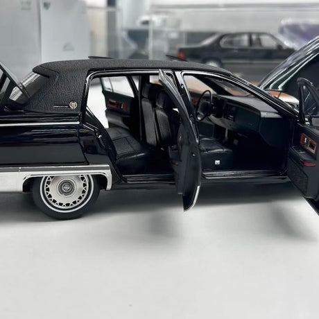 [OEM] 1:18 Cadillac 1993 Fleetwood Brougham Black Model Car Die-Cast