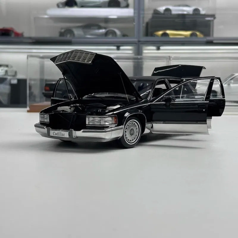 [OEM] 1:18 Cadillac 1993 Fleetwood Brougham Black Model Car Die-Cast