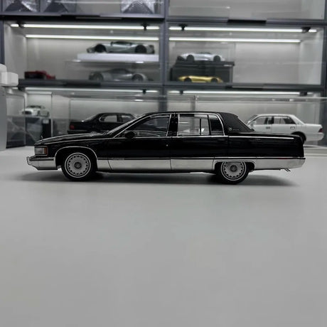 [OEM] 1:18 Cadillac 1993 Fleetwood Brougham Black Model Car Die-Cast