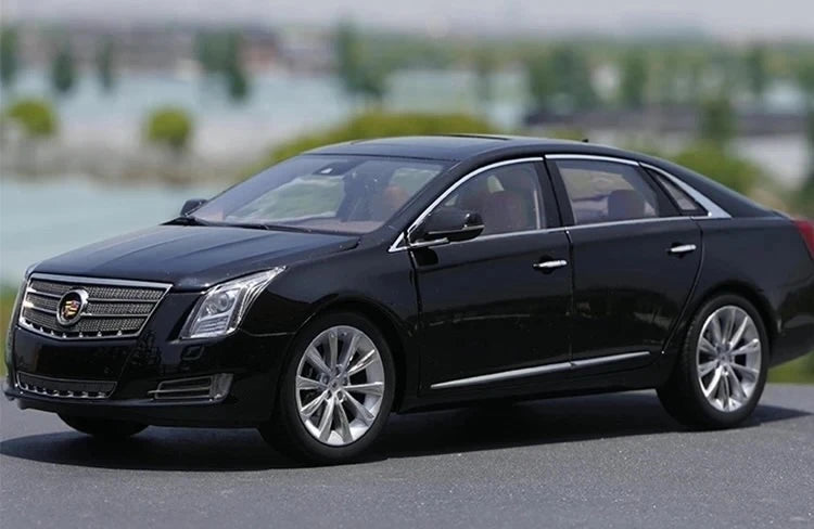 [OEM] 1:18 Cadillac 2013 XTS Black Model Car Die-Cast