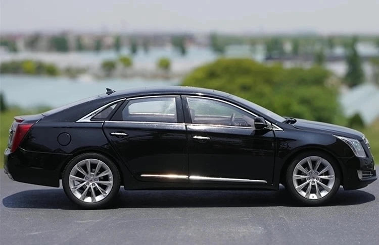[OEM] 1:18 Cadillac 2013 XTS Black Model Car Die-Cast