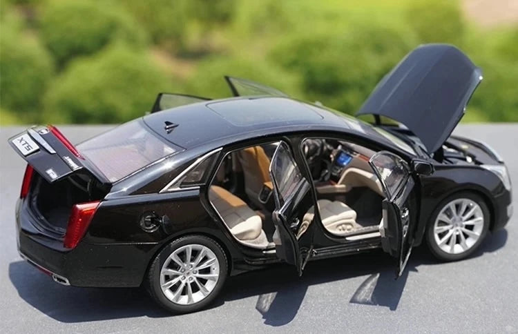 [OEM] 1:18 Cadillac 2013 XTS Black Model Car Die-Cast