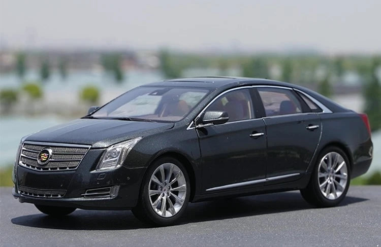 [OEM] 1:18 Cadillac 2013 XTS Gray Model Car Die-Cast