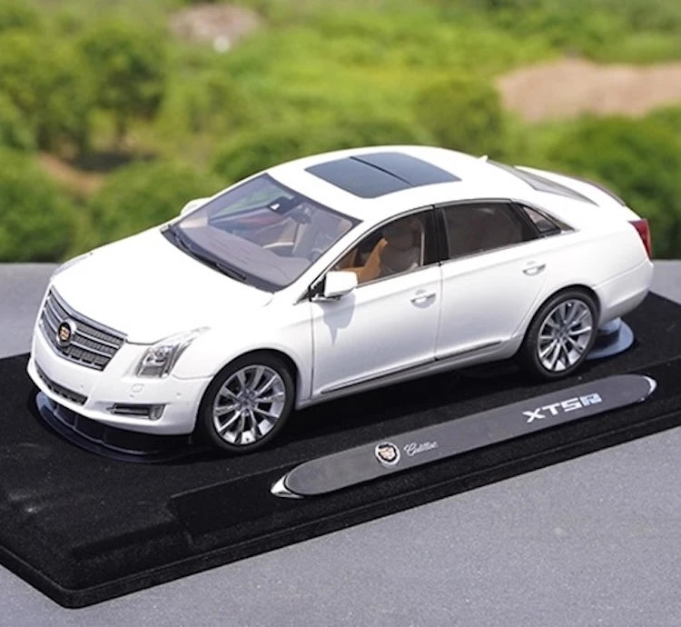 [OEM] 1:18 Cadillac 2013 XTS White Model Car Die-Cast