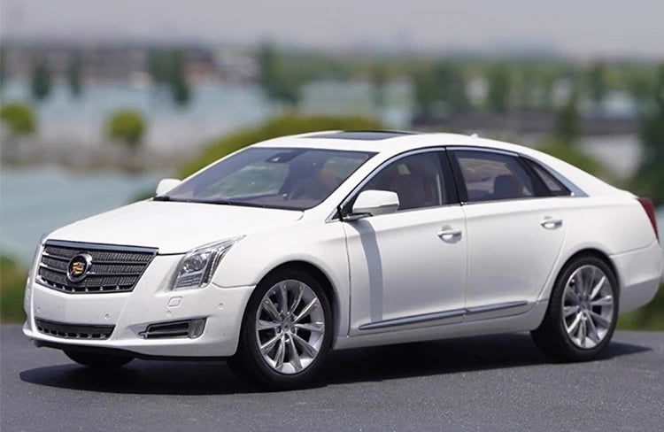 [OEM] 1:18 Cadillac 2013 XTS White Model Car Die-Cast