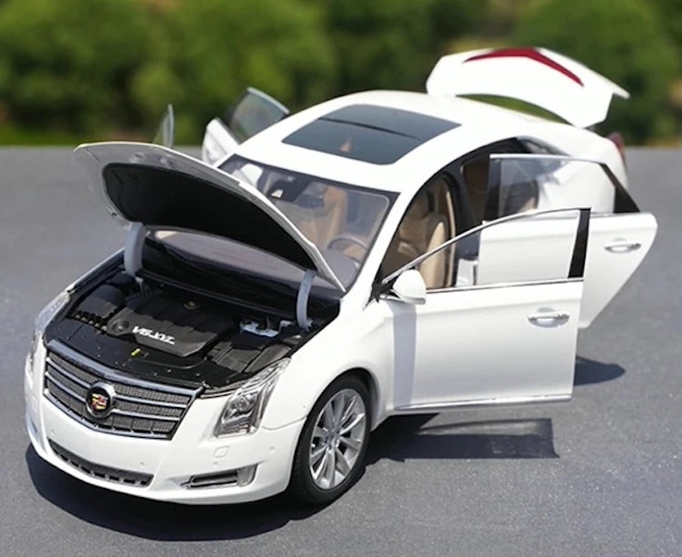 [OEM] 1:18 Cadillac 2013 XTS White Model Car Die-Cast