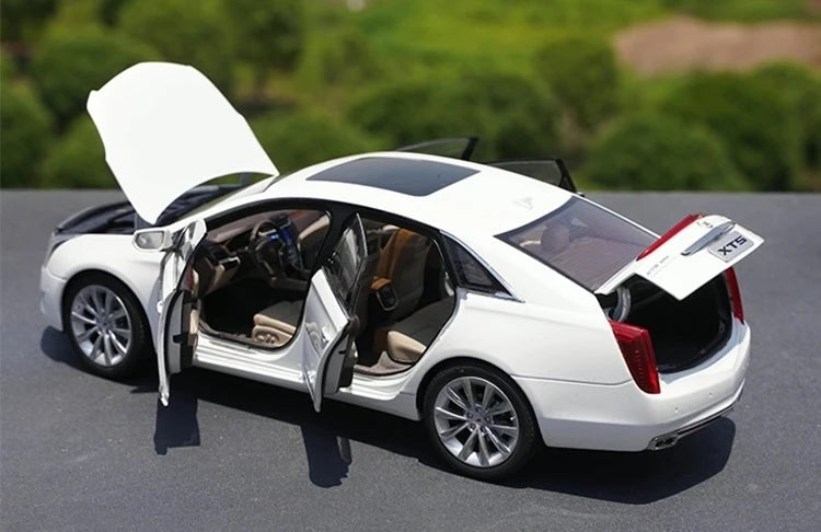 [OEM] 1:18 Cadillac 2013 XTS White Model Car Die-Cast